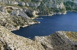 Un jeune de 20 ans se tue lors d’une chute (ou un saut) dans une calanque