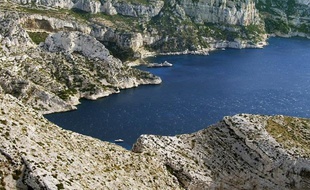 Le sénateur-maire UMP de Marseille, Jean-Claude Gaudin, "ne partage pas" plusieurs propositions de la commission d'enquête publique qui a rendu le 29 décembre un avis favorable assorti de quatre réserves sur le projet de création du parc national des Calanques.