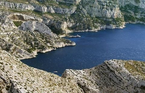 Un jeune de 20 ans se tue lors d’une chute (ou un saut) dans une calanque