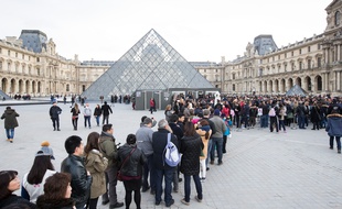 File d'attente de touristes au musée du Louvre. (Illustration)