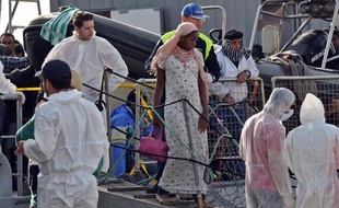 Des migrants débarquent d'un bateau militaire le 6 mai 2015 à Messina, après une opération de sauvetage en mer Méditerranée