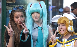 Jeunes filles dans le centre ville de Reykjavik (Islande)