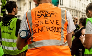 200 cheminots ont manifesté lundi dans les rues de Paris.