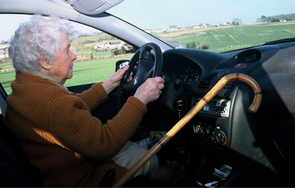 Il faut mieux contrôler tous les automobilistes, quel que soit leur âge 960x614_personne-agee-volant