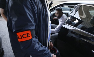 Un contrôle de police à l'aéroport Charles de Gaulle, fin juin.