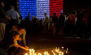 Des hommages aux victimes des attentats à Paris ont été rendu à Tel Aviv en Israël, le 14 novembre 2015