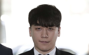 La star de K-pop Seungri à son arrivée au tribunal du district central de Séoul ce mardi.