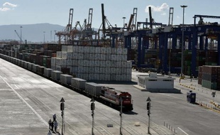 Des conteneurs sur un quai du port du Pirée où le Chinois Cosco contrôle deux des trois terminaux de freight, le 20 juin 2014 à Athènes
