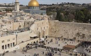 Le Dôme du Rocher et le Mur des Lamentations à Jérusalem.