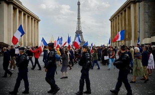 Plusieurs centaines de personnes ont manifesté dimanche à l'appel de l'Institut Civitas, fer de lance des intégristes catholiques nationalistes, contre l'"anti-christianisme" et la "politique anti-familiale" du gouvernement, a constaté un journaliste de l'AFP.