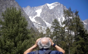 En août 2020, un randonneur observe le glacier du Planpincieux (massif du Mont Blanc), menacé d’effondrement sous l’effet de la hausse des températures
