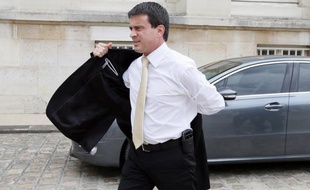 Le ministre de l'Intérieur Manuel Valls a souhaité vendredi que les policiers aient sur le terrain une "présence visible et rassurante" et à nouveau proscrit le tutoiement qu'il n'accepte pas.