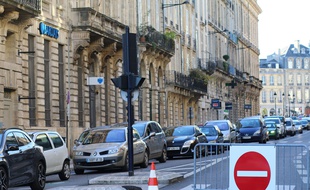 La rue Esprit des Lois est interdite à la circulation dans le sens quais-Grand Théâtre, tous les jours de 14 h à 20 h 30 jusqu'au 26 décembre