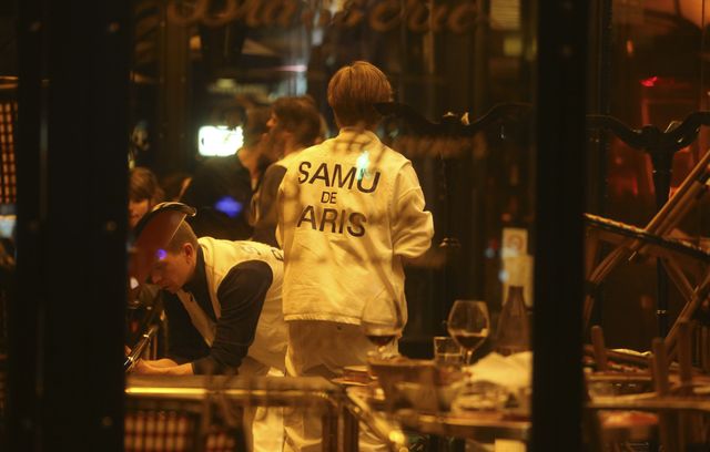 Les secours s’organisent pour aider les blessés sur les terrasses des cafés visées par les terroristes le soir du 13 novembre 2015 à Paris.