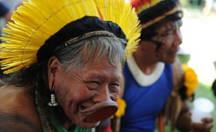 Le chef indien brésilien Raoni, défenseur de l'Amazonie, a reçu mardi un soutien international avec la remise d'une pétition de 350.000 signatures demandant l'arrêt du barrage géant de Belo Monte sur le fleuve Xingu, un affluent de l'Amazone au nord du Brésil.