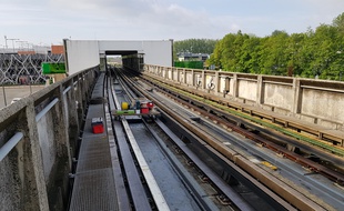 Les équipes techniques de Transpole effectuent des opérations de maintenance sur le réseau du métro.