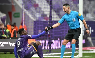 L'arbitre Karim Abed aide l'attaquant du TFC Yaya Sanogo à se relever, dimanche contre Reims.