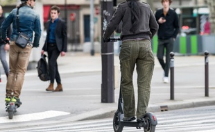 Les trottinettes ont envahi les trottoirs de la capitale.