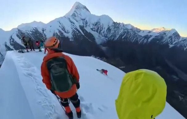 Un alpiniste se décroche pour prendre une photo, glisse et disparaît dans la montagne