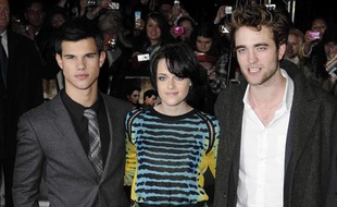 Les stars de "Twilight: Tentation", Taylor Lautner, Kristen Stewart et Robert Pattinson, à Londres, le 11 novembre 2009.