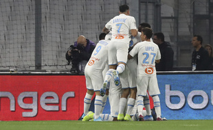 Non, il ne s'agit pas d'un match à huis-clos, mais d'une célébration devant le CAOM.