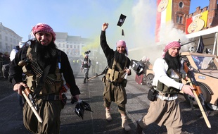 Des carnavaleux déguisés en jihadistes au carnaval d'Alost (Belgique) le 15 février 2015.