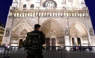 Un militaire en poste devant la cathédrale Notre-Dame de Paris, le 25 décembre 2015