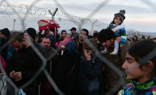 Des réfugiés syriens et irakiens à la frontière greco-macédonienne près d'Idomeni le 27 février 2016