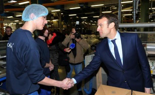 Le ministre de l'Economie Emmanuel Macron en visite le 15 janvier 2016 dans une usine du groupe Bolloré à Ergue-Gaberic