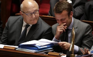 Le ministre des Finances Michel Sapin (g) et de l'Economie Emmanuel Macron lors des questions au Parlement, le 16 juin 2015