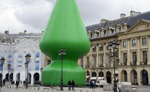 La sculpture gonflable "Tree" de l'artiste Paul McCarthy place Vendôme à Paris le 15 octobre 2014