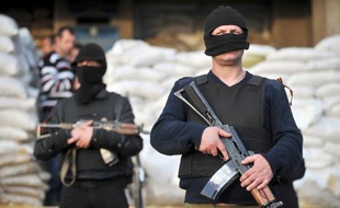 Des militants pro-russes armés tiennent une barricade et les locaux de l'administration régionale à Slavyansk, à l'est de l'Ukraine le 18 avril 2014