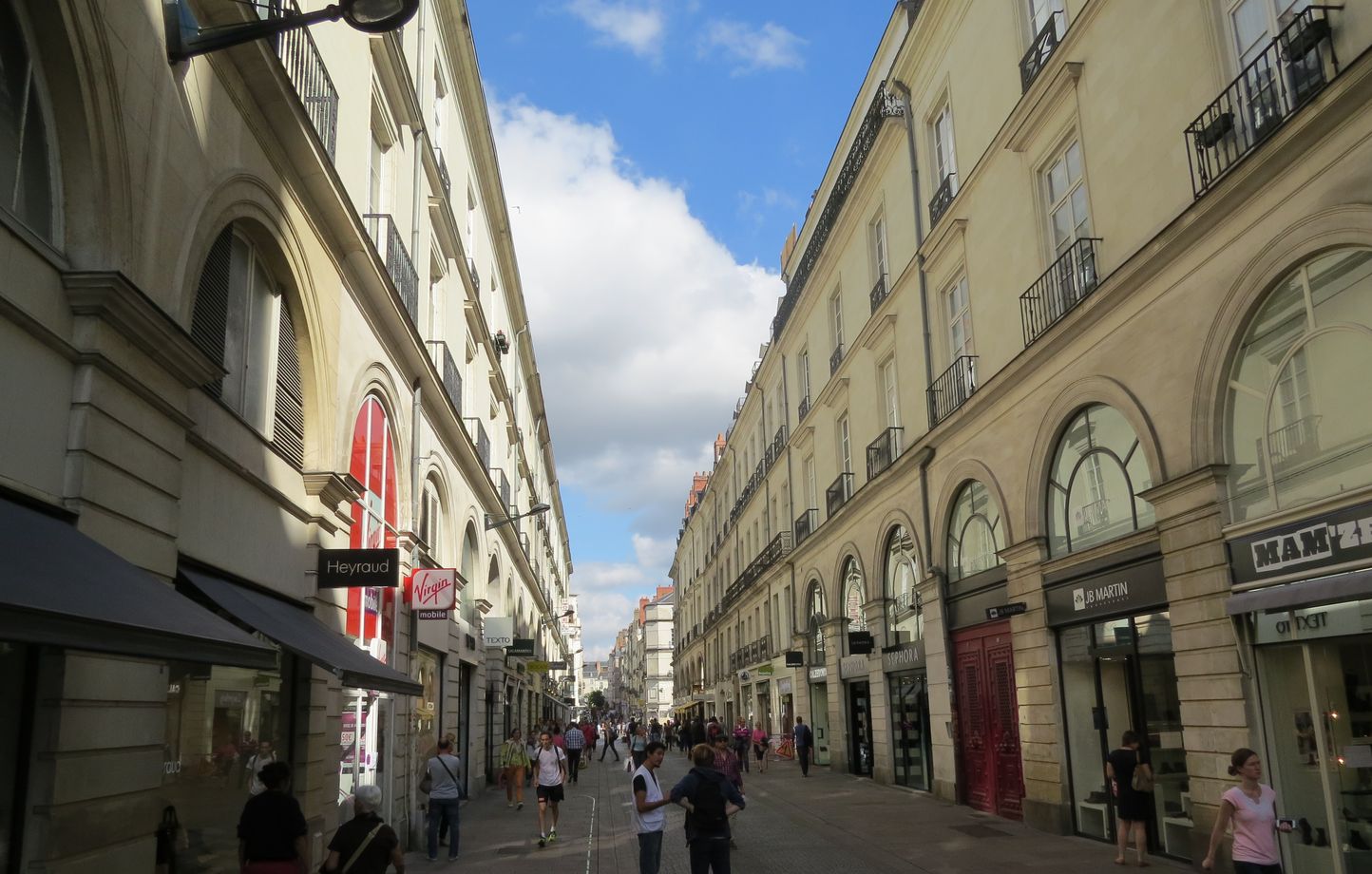 Nantes Six rues pietonnes du centre ville que vous prenez tout le temps nettoyees de fond en comble