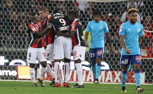 L'attaquant italien de Nice Mario Balotelli est félicité par ses coéquipiers après avoir marqué un but lors du match de football L1 français Nice vs Marseille le 1er octobre 2017. AFP PHOTO / VALERY HACHE