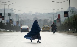 La police afghane a annoncé mercredi l'arrestation de quatre personnes soupçonnées d'être impliquées dans la décapitation d'une jeune femme qui refusait de se prostituer défiant ainsi sa belle-famille.
