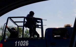 Plusieurs milliers de soldats et de policiers fédéraux contrôlaient mercredi trois villes de l'ouest du Mexique, tentant à la fois d'y réduire l'influence du crime organisé et d'obtenir le désarment des milices d'autodéfense anti-cartels.