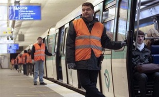 La journée de protestation organisée par les syndicats contre la politique gouvernementale en temps de crise a commencé aux premières heures de la journée de jeudi sans tourner au chaos, en l'absence de paralysie du réseau de transports publics.