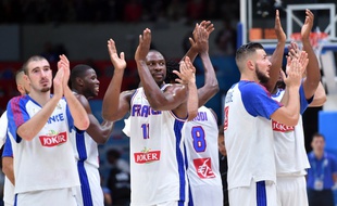Les Bleus remercient le public lillois après leur victoire contre la Turquie en 8e de finale de l'Eurobasket, le 12 septembre 2015.