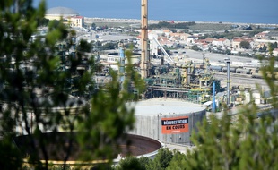 Une bannière greenpeace sur un site Total