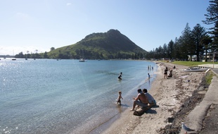 Une plage sous le mont Maunganui à Tauranga, en Nouvelle-Zélande (Illustration).