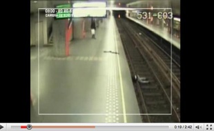 Capture d'écran d'une vidéo montrant une agression dans le métro bruxellois, diffusée par la police comme appel à témoins le 26 mars 2010.