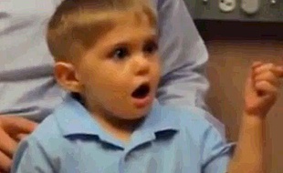 Capture d'écran d'un enfant sourd qui entend des sons pour la première fois, le 20 janvier 2013.