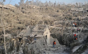 Le volcan Merapi est entré en éruption mardi 26 octobre 2010, faisant plusieurs dizaines de morts.