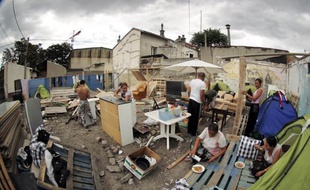 Deux bidonvilles habités par des Roms ont été évacués à la suite d'incendies qui n'ont pas fait de blessés, dans la nuit de mardi à mercredi en Seine-Saint-Denis, dans les communes de Stains et Montreuil, a-t-on appris mercredi auprès de la préfecture.
