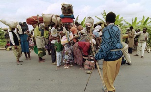 Des militiens Hutus contrôlent des réfugiés rwandais près de Kigali le 27 mai 1994