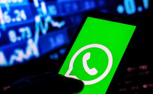 Illustration d'un smartphone avec Whatsapp.