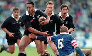 Jonah Lomu, l'ailier néo-zélandais, lors du test-match des All Blacks contre la France, au Parc des Princes de Paris, le 18 novembre 1995.