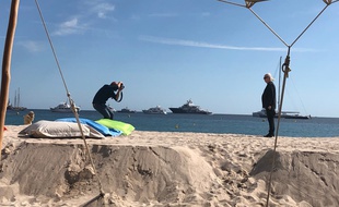 John Carpenter sur la plage à Cannes