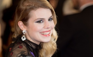 La chanteuse Coeur de Pirate lors du Festival de Cannes le 19 mai 2016.