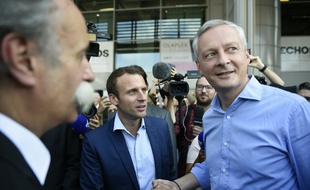 Emmanuel Macron et Bruno Le Maire se serrant la main au Salon de la coiffure à Paris.
